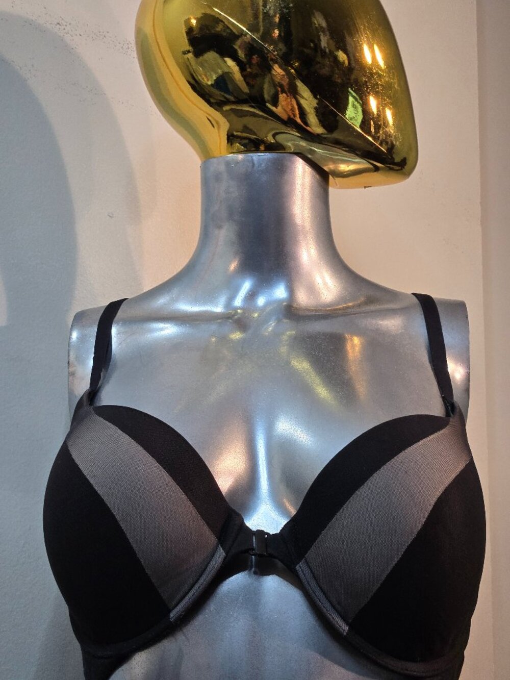 Beautiful Victoria's Secret black push-up bra 34DD an elegant strappy mesh